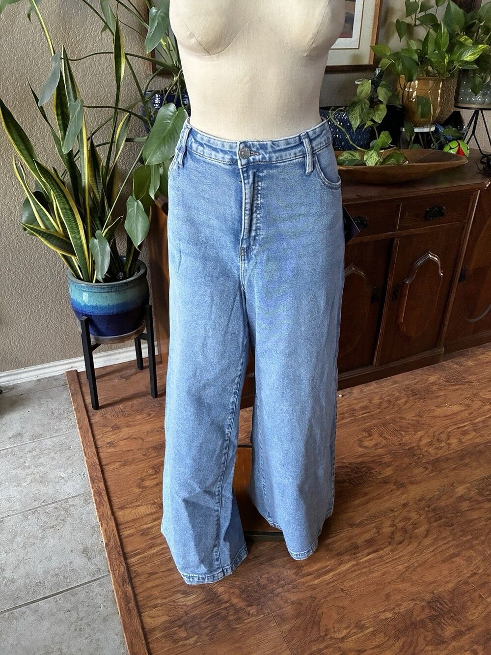 NWT Women's Ava & Viv Size 18 Wide Leg High-Rise Fitted Hip & Thigh Denim Jeans